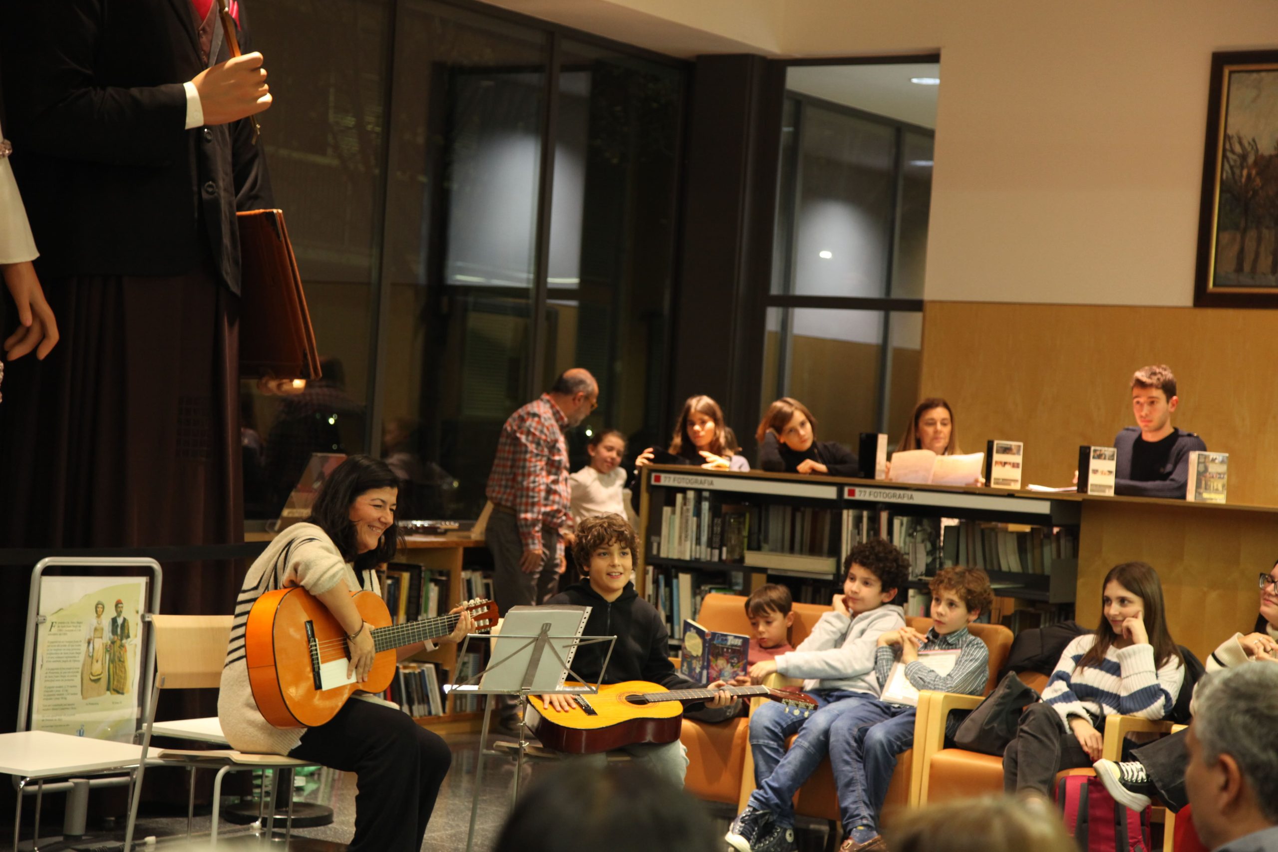 Classe de guitarra, baix o ukelele a l'Escola de M&uacute;sica Enric Granados