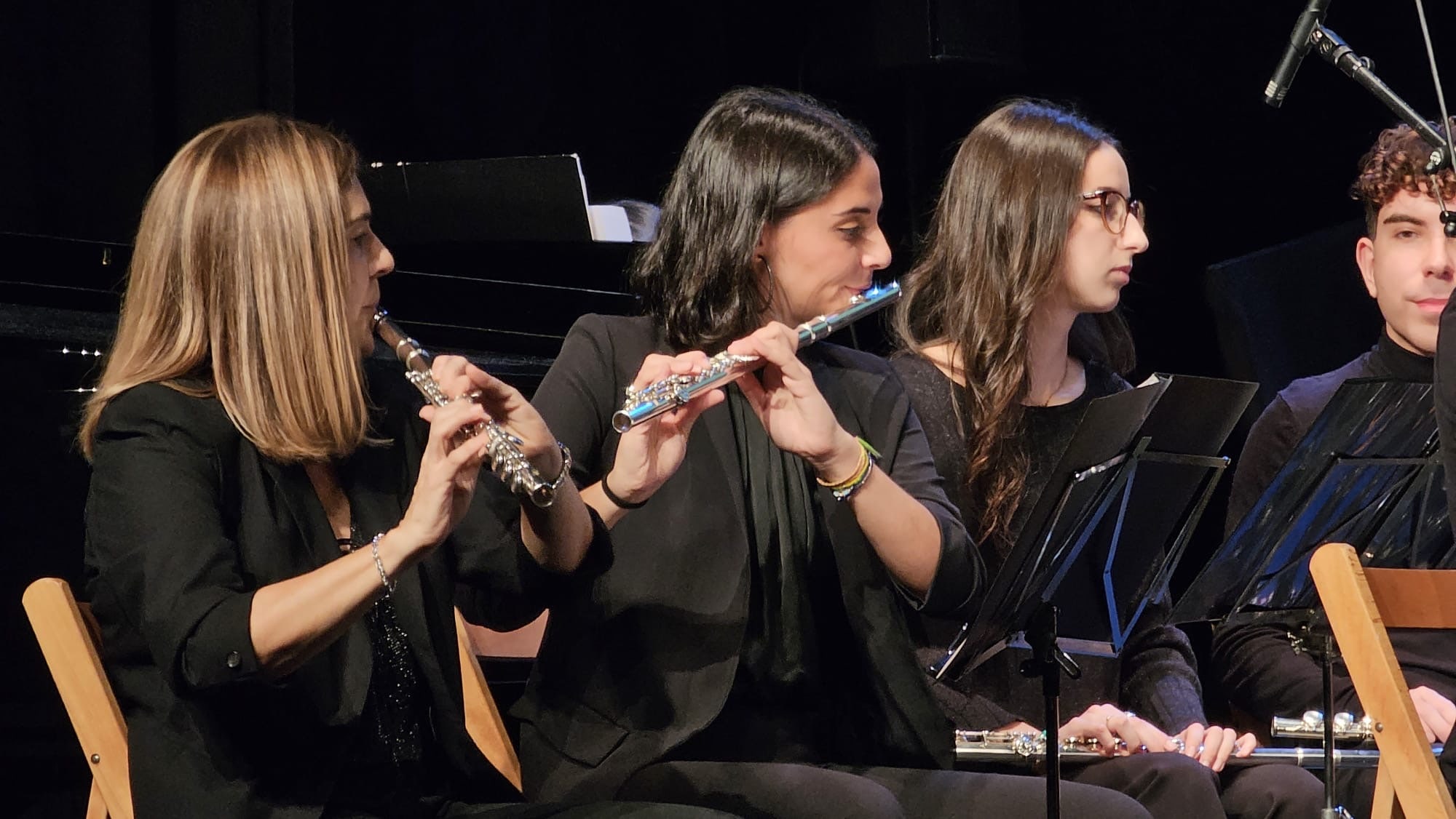Alumne jove tocant instrument