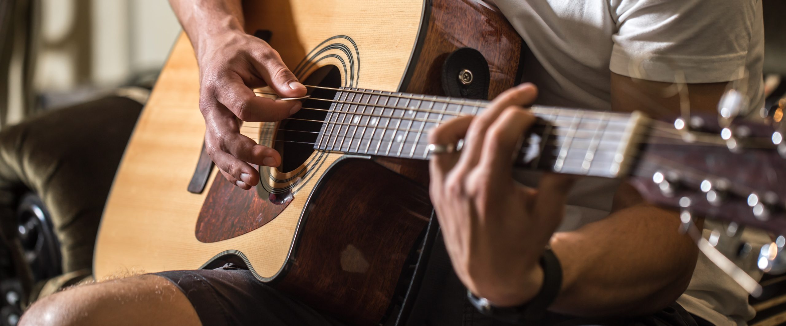 Professorat orientant una classe de guitarra, baix o ukelele