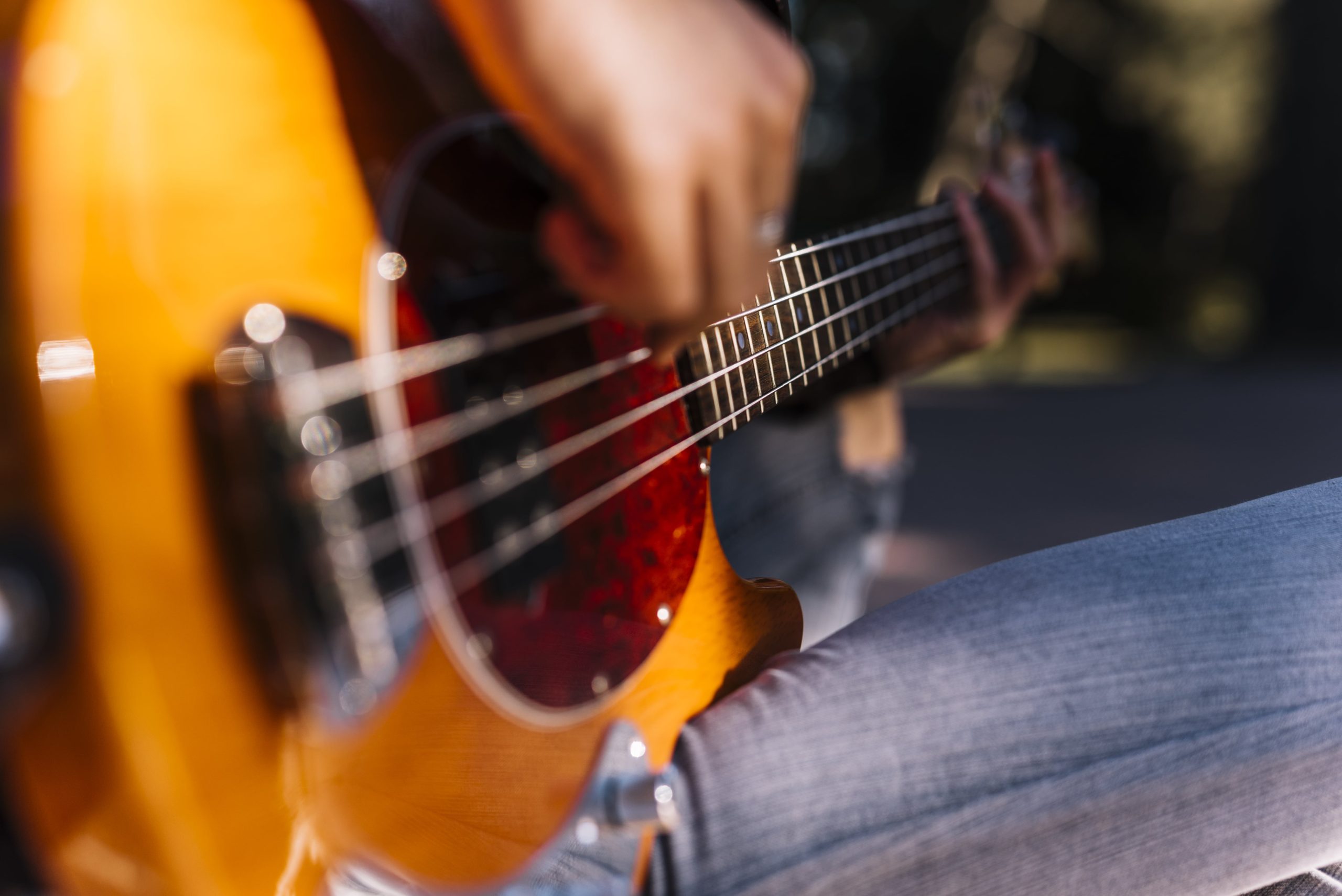 Professorat orientant una classe de guitarra, baix o ukelele