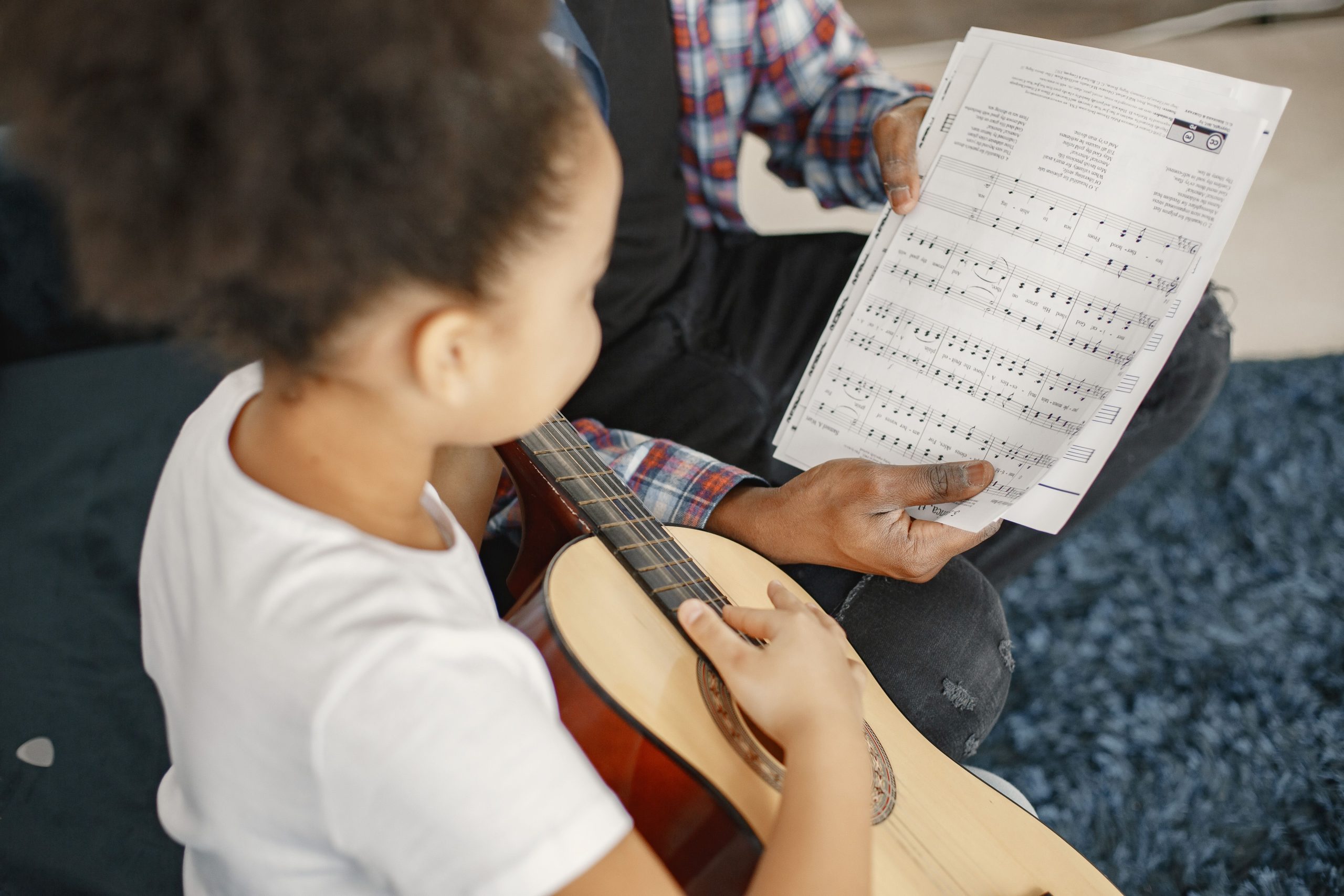 Infants fent m&uacute;sica i moviment