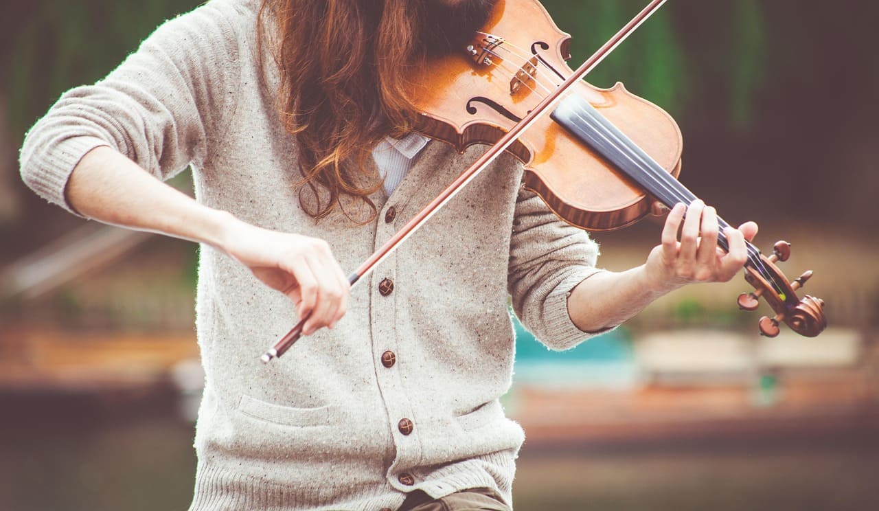 Professorat orientant una classe de viol&iacute;