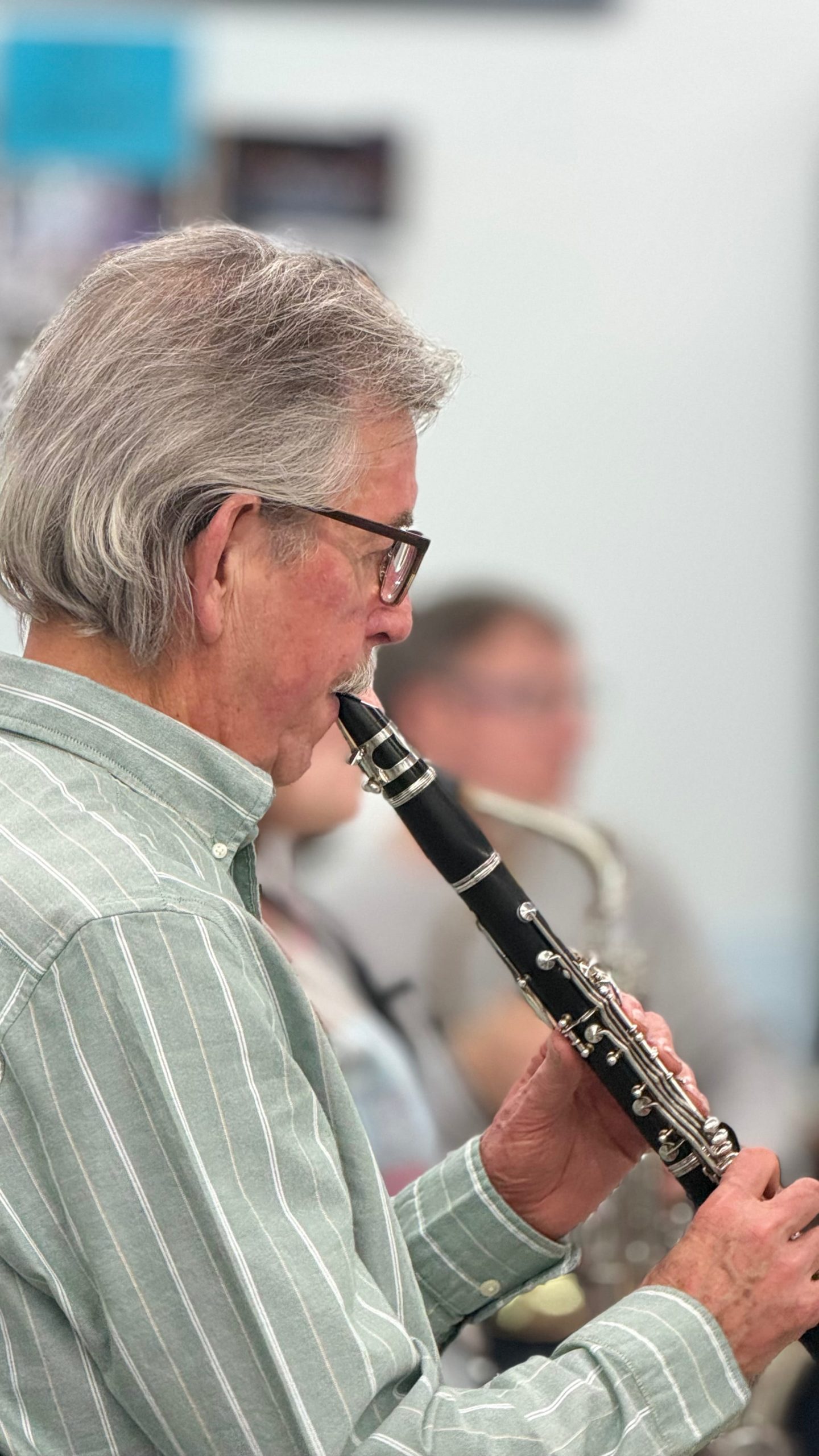 Professor orientant un alumne d'instrument