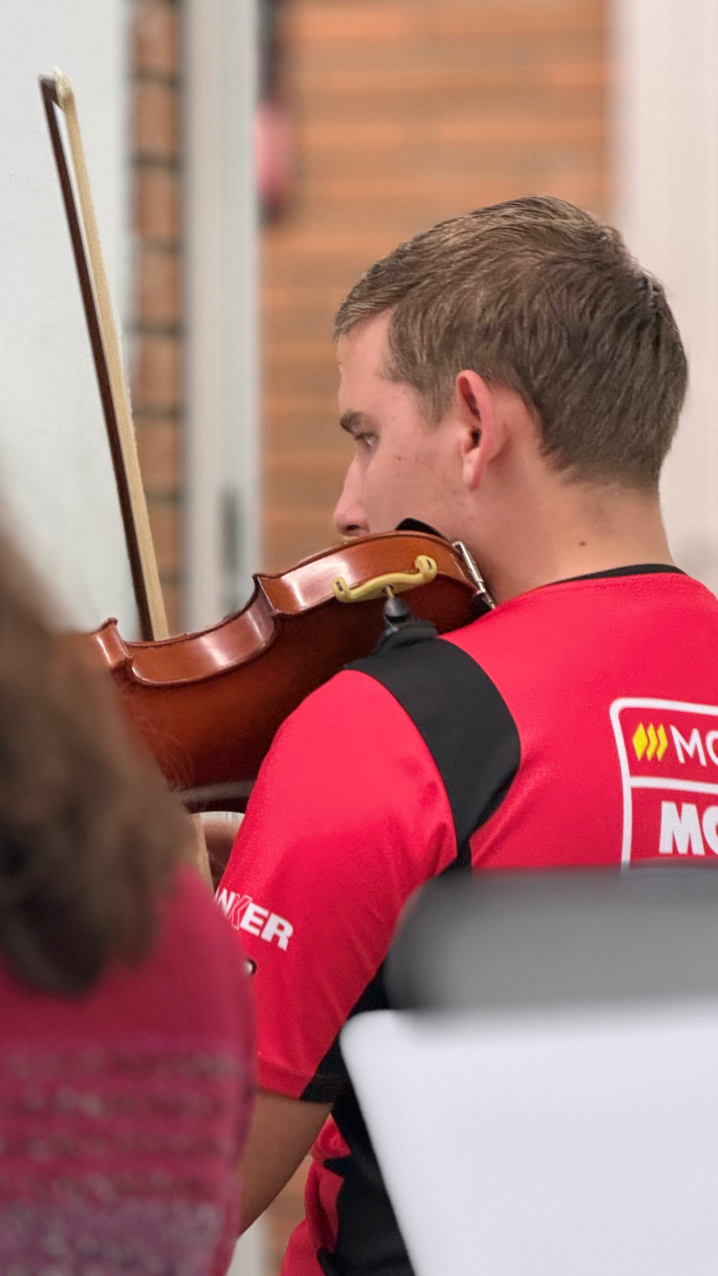 Alumne tocant instrument a l'Escola de M&uacute;sica Enric Granados
